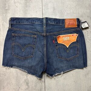 NEW LEVI'S 501 Denim Jean Shorts Women's Button Fly Hem Fray Medium Wash Size 32